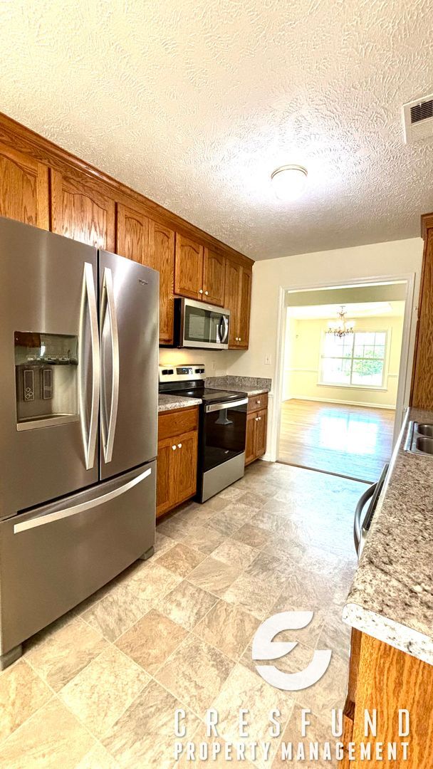 Building Photo - OVER 2000 SQ. FEET - Minutes Away from JAC...