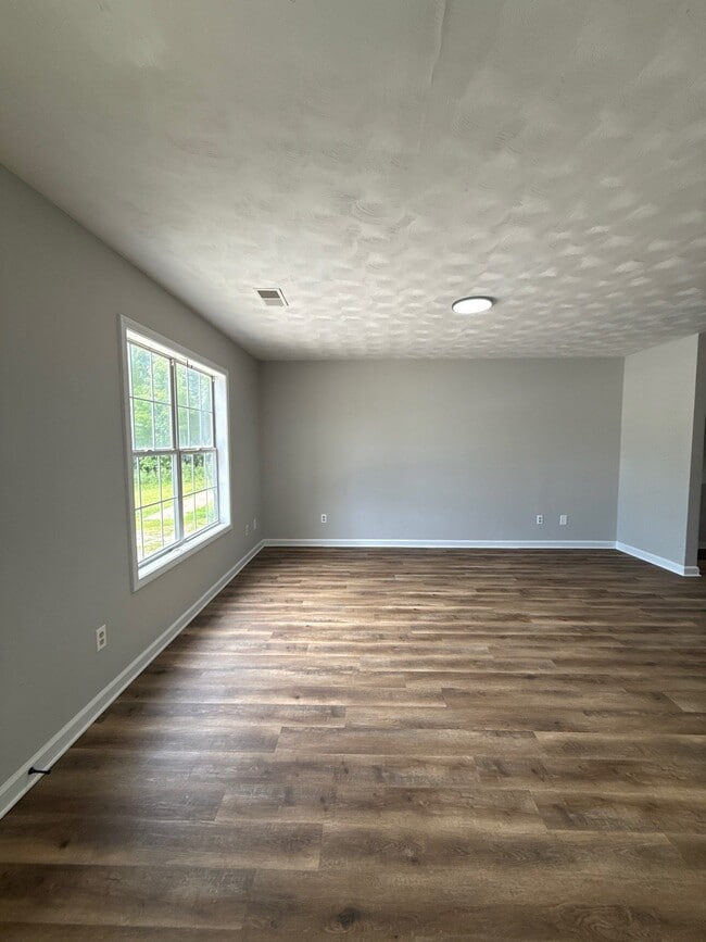 Building Photo - 144 Sarah Cir
