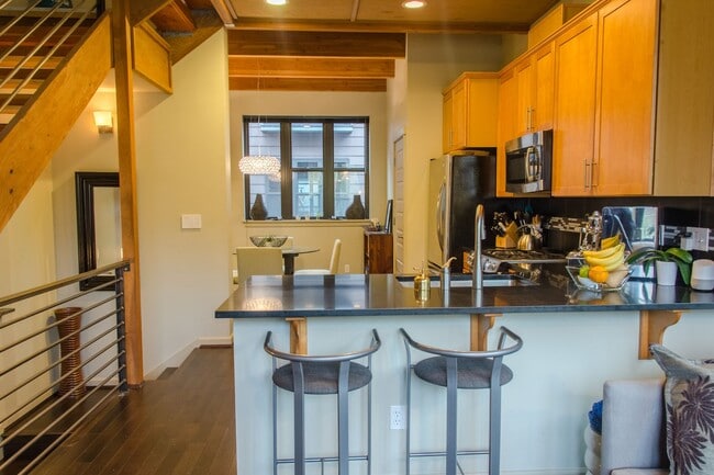 Building Photo - 2Bd/1.5Ba Seattle Townhouse