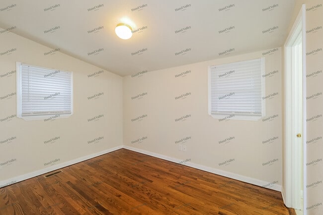 Building Photo - 318 Holiday Dr