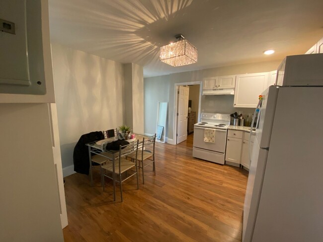 Building Photo - AMAZING 3 BED NORTH END UNIT!!!