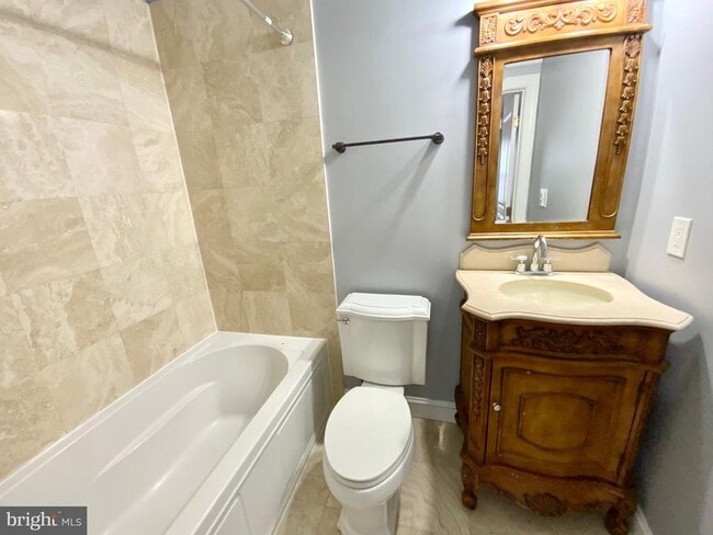 Building Photo - 812 5th St NE