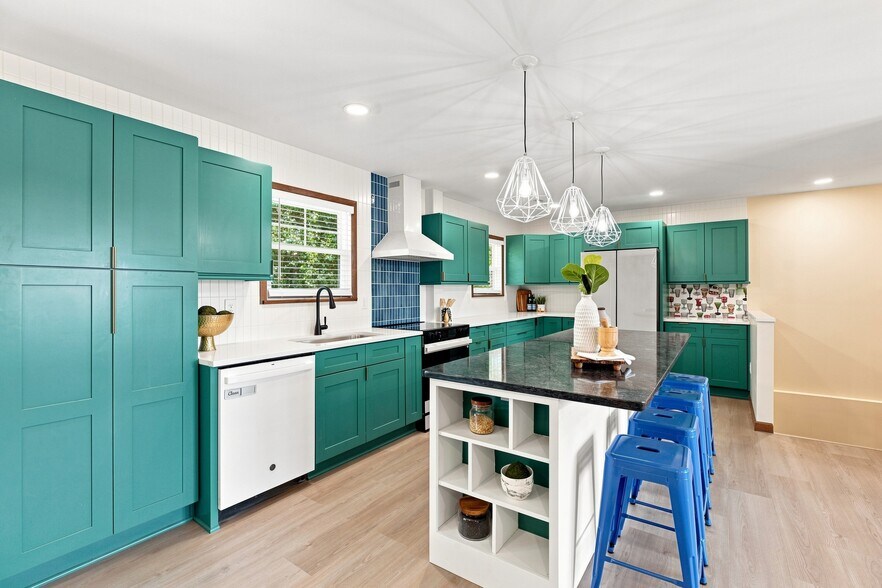large kitchen - 9227 Amos Road