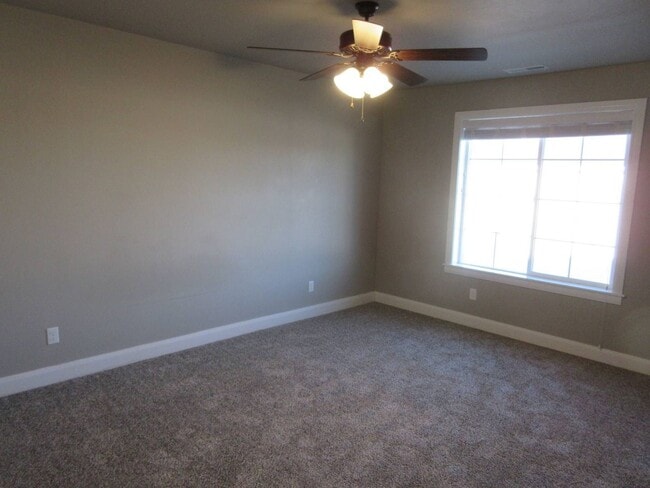 Building Photo - 3 bed - 2.5 bath - Newer town home living ...