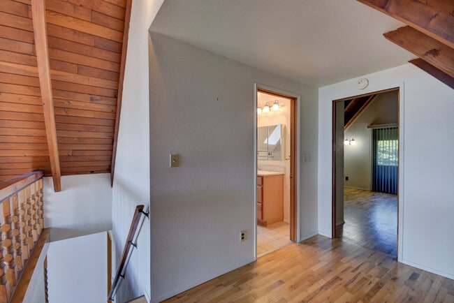 Building Photo - Unique 3 Bed 3 Bath Home
