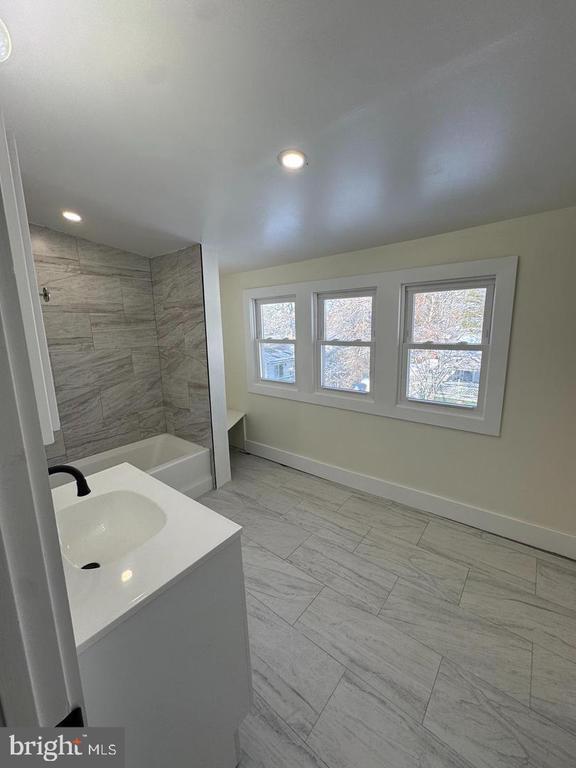 Building Photo - 11 Gentian St