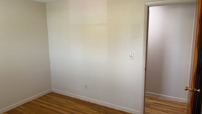 Building Photo - 811 Kenbrook Dr