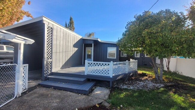 Primary Photo - 643 NE Channon Ave