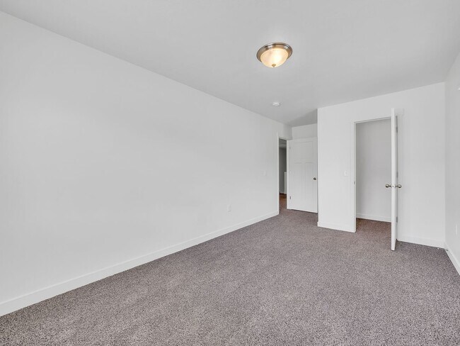 Building Photo - Herriman 3 Bedroom Townhouse Ready to be Called Home!