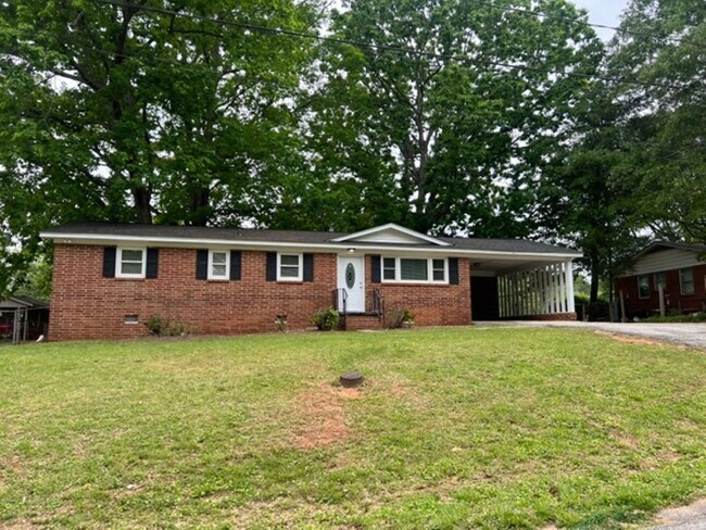 Building Photo - Fantastic Brick Ranch Home that has been r...