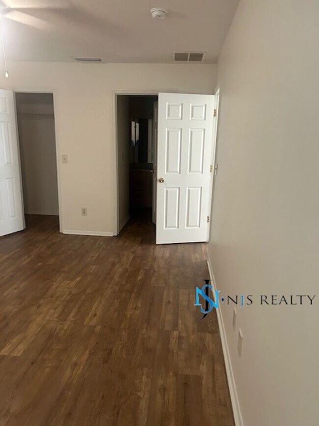Building Photo - GORGEOUS 3/2 1200 sq ft home with FRESH PA...
