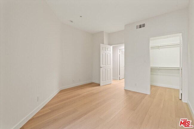Building Photo - 620 S Gramercy Pl