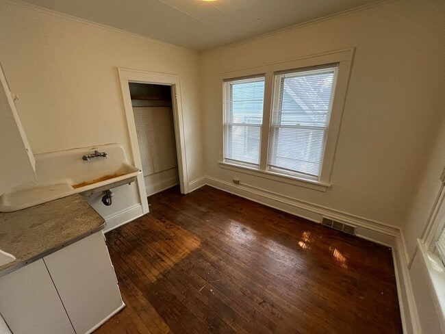 Building Photo - 5 Bed / 2 Bath House Located Downtown Madi...