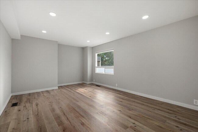 Building Photo - 9 Maple Ln