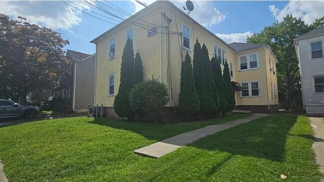 Building Photo - 64 Anthony St