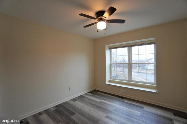 Building Photo - 458 Country Club Dr