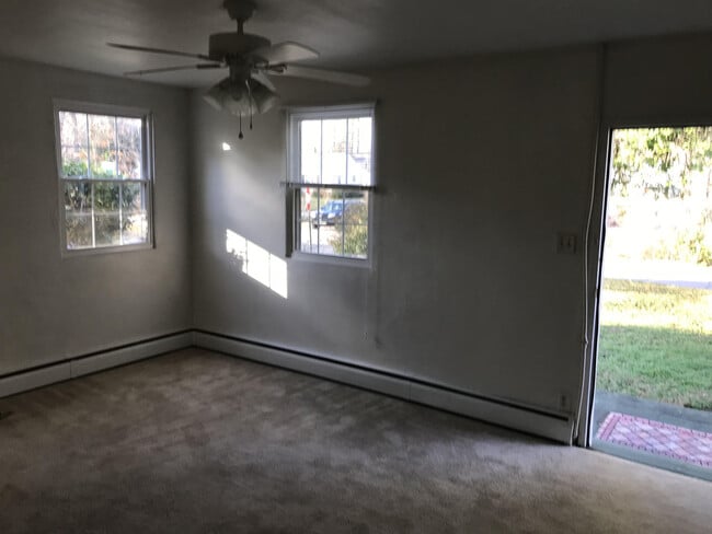Building Photo - --AVAILABLE OCTOBER 30TH-- 2 BR / 1.5 BA W...