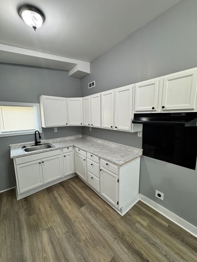 Building Photo - Roomy 3 bed 2 bath in Church Hill, yard, porch, laundry, all electric, central hvac!