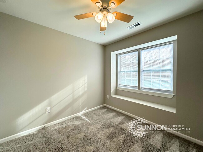 Building Photo - Beautifully Remodeled 3BR/2.5BA Townhome