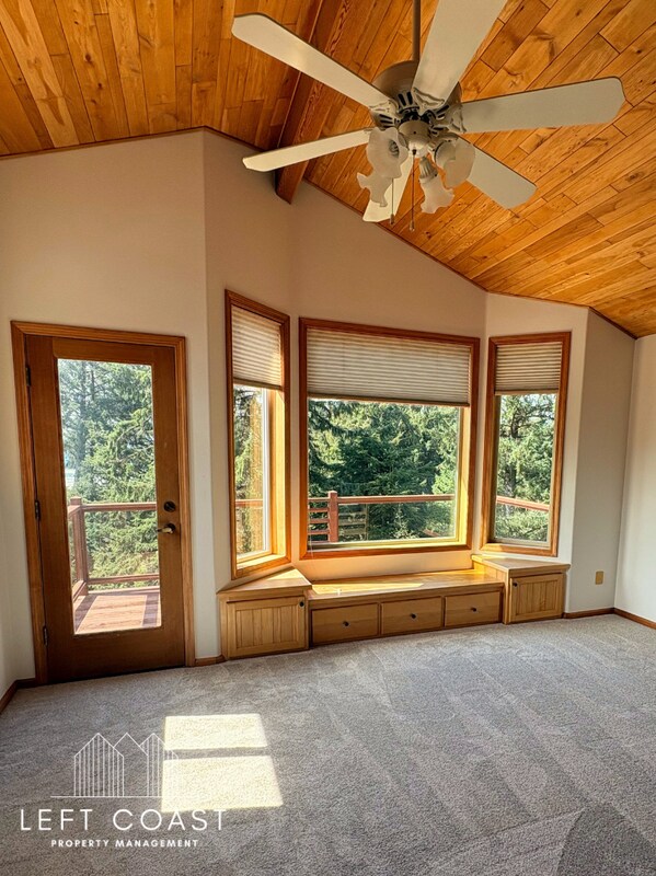 Building Photo - 7205 SW Burl Dr
