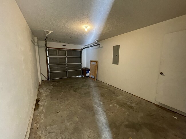 Building Photo - Home For Rent