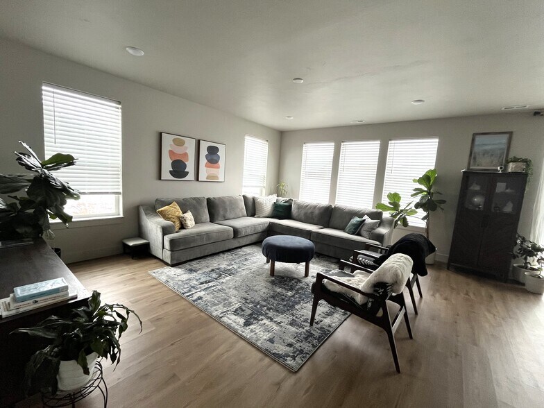 Building Photo - 548 Aspen Ave