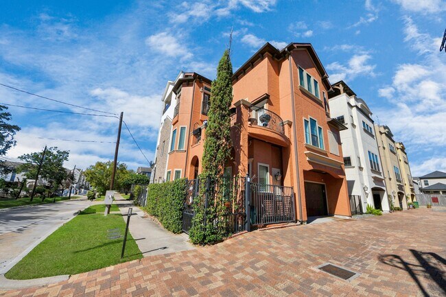 Building Photo - 1141 W 23rd St