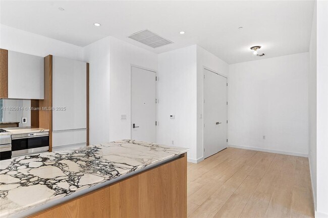 Building Photo - 2831 S Bayshore Dr