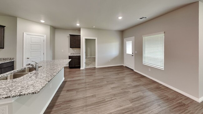 Building Photo - Beautiful LARGE 3 Bedroom 2 Bathroom Home ...