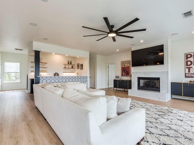 Building Photo - 22401 Briarview Dr