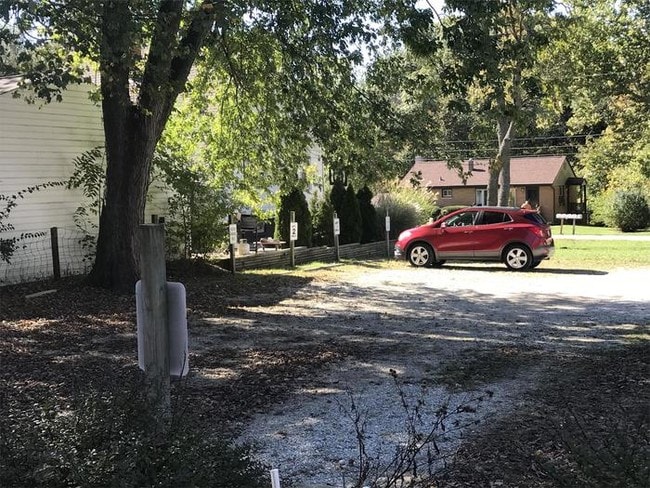 Building Photo - 208 Cherry Ln