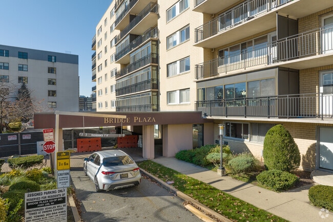 Entrance - 2185 Lemoine Ave