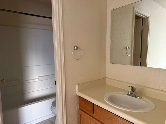 Building Photo - Gorgeous 2 Bed/2 Bath Duplex in North West SA