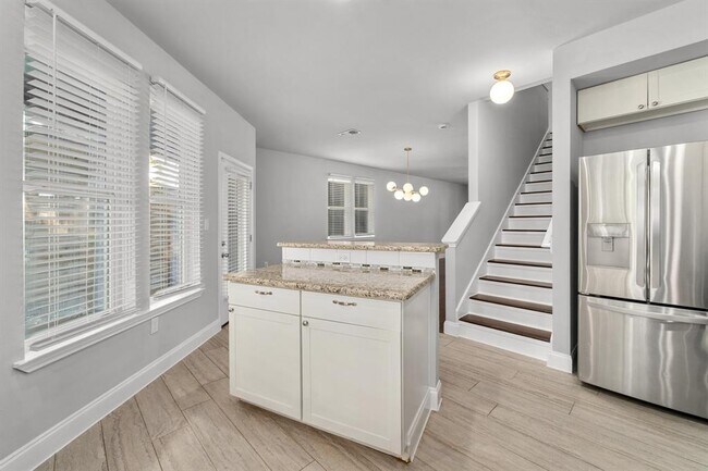 Building Photo - 2311 Santa Rita St