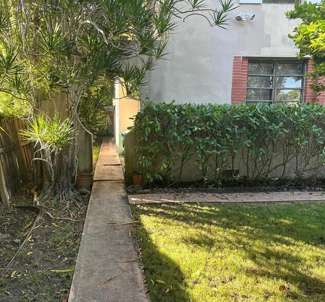 Building Photo - 340 Mendoza Ave