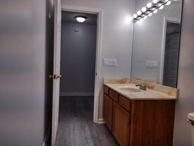 Building Photo - 2 bedroom 1.5 bath condo near ETSU