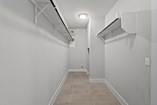 Building Photo - 10513 Larue Pass