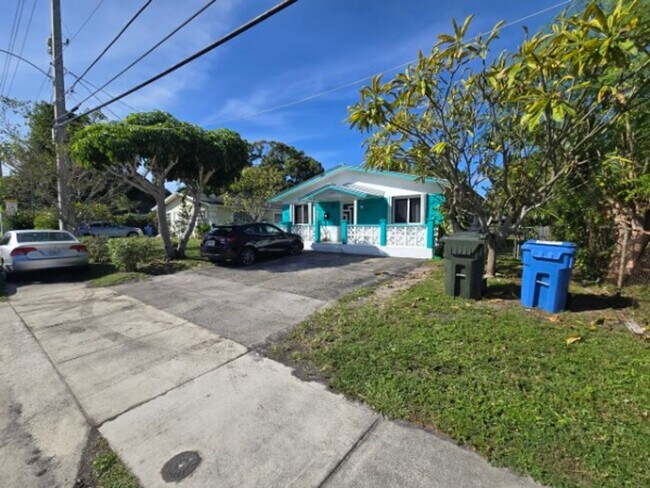 Building Photo - Comfortable Oakland Park Living - 3BR with Outdoor Space