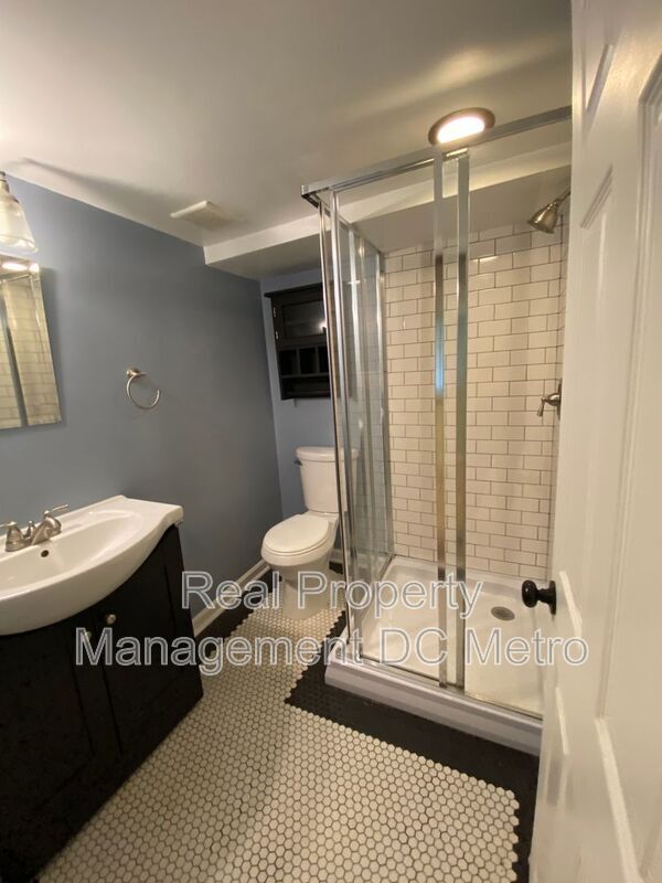 Building Photo - 813 10th St NE