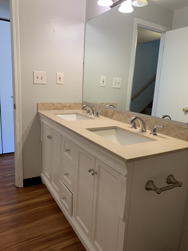 Building Photo - STUDENTS WELCOME! Lovely 2 Bed 1.5 Bath To...