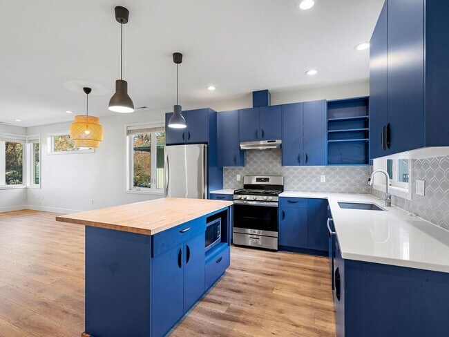 Building Photo - 4 bed/3.5 Bath Townhouse in Richmond Neighborhood, SE Portland