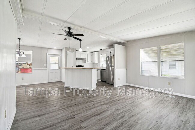 Building Photo - 201 Country Ln