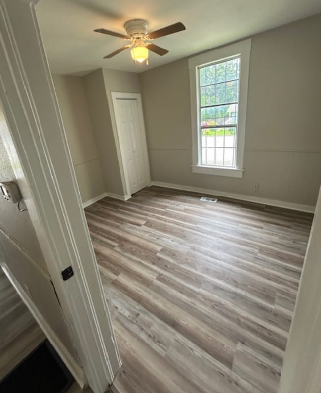 Building Photo - PRICE REDUCED LIMITED TIME! RECENTLY UPDAT...