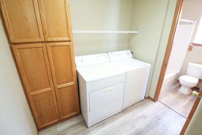 Building Photo - 407 E 8th Ave