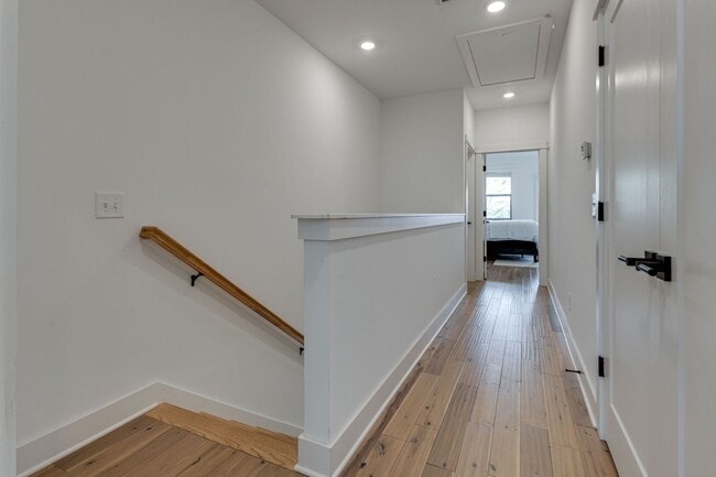 Building Photo - Great modern HPR with garage and view of the river!