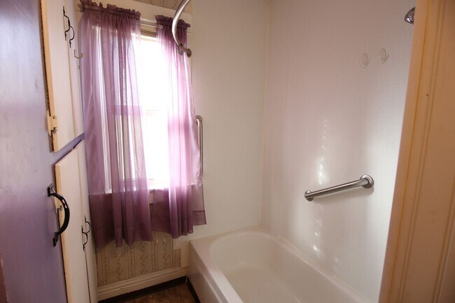 Building Photo - 2 Bed 1 Bath + Garage and Yard