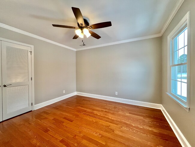 Building Photo - SPACIOUS INSIDE AND OUT!