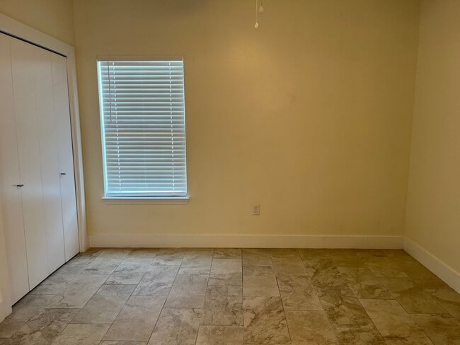 Building Photo - AVAILABLE NOW!! 2 Bed / 2 Bath Townhome in...