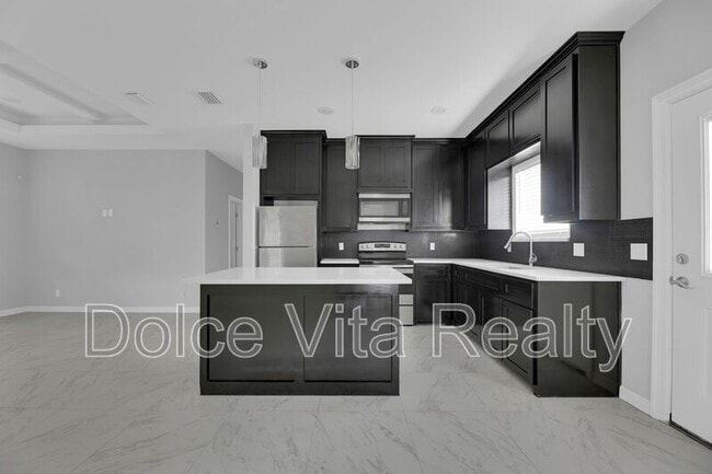 Building Photo - 1012 E la Cantera Ave