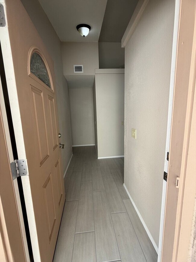 Building Photo - Newly Remodeled Glendale Home